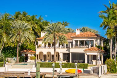 ABD, Florida, Miami - 20 Şubat 2024: Miami 'nin güney kanalı boyunca mimarlık