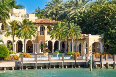 ABD, Florida, Miami - 20 Şubat 2024: Miami 'nin güney kanalı boyunca mimarlık