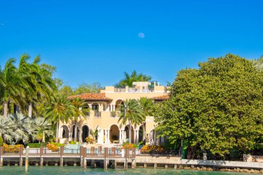 ABD, Florida, Miami - 20 Şubat 2024: Miami 'nin güney kanalı boyunca mimarlık