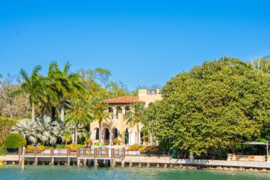 ABD, Florida, Miami - 20 Şubat 2024: Miami 'nin güney kanalı boyunca mimarlık