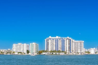 Miami şehrinin mimarisi güney kanalı manzaralı.