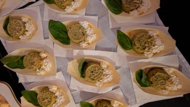 Masada ıspanak eti ve peynir var.