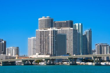 Miami şehrinin mimarisi güney kanalı manzaralı.