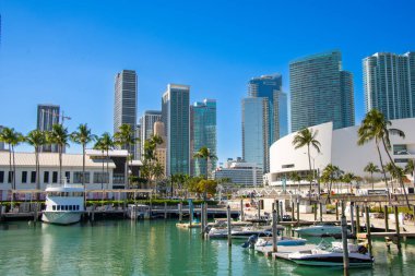 Okyanus körfezi manzaralı. Botları ve modern binaları olan Miami-Dade 'deki Aventura şehri. 
