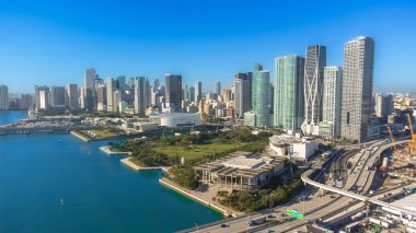 Miami-Dade, Florida 'daki Aventura banliyösündeki plajdaki modern binaların manzarası.. 