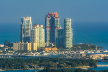 Miami-Dade, Florida 'daki Aventura banliyö şehrinin fevkalade manzarası. modern binalar 