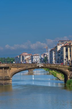 İtalya 'da Floransa' yı geçen Arno Nehri manzaralı..