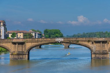 İtalya 'da Floransa' yı geçen Arno Nehri manzaralı..