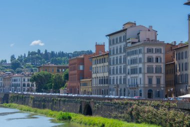 İtalya 'da Floransa' yı geçen Arno Nehri manzaralı..