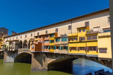 İtalya 'nın Floransa kentindeki Arno nehrinin üzerindeki ünlü Ponte Vecchio manzarası