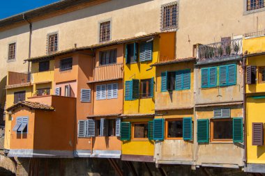 İtalya 'nın Floransa kentindeki Arno nehrinin üzerindeki ünlü Ponte Vecchio manzarası