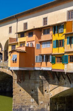 İtalya 'nın Floransa kentindeki Arno nehrinin üzerindeki ünlü Ponte Vecchio manzarası