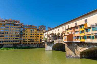 İtalya 'nın Floransa kentindeki Arno nehrinin üzerindeki ünlü Ponte Vecchio manzarası