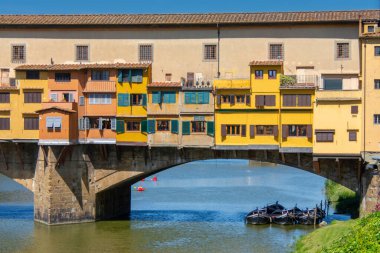 İtalya 'nın Floransa kentindeki Arno nehrinin üzerindeki ünlü Ponte Vecchio manzarası