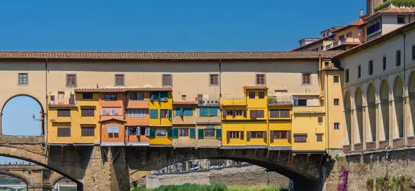 İtalya 'nın Floransa kentindeki Arno nehrinin üzerindeki ünlü Ponte Vecchio manzarası