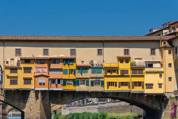 İtalya 'nın Floransa kentindeki Arno nehrinin üzerindeki ünlü Ponte Vecchio manzarası