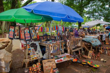 Güney Afrika 'da bir büfede çok güzel seyahat hediyeleri var.