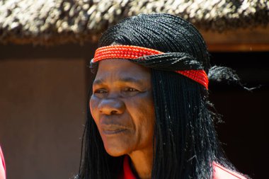 Güney Afrika, Gauteng, Lesedi Kültür Köyü - 04 Temmuz 2015. Kadın Bantu ulusu