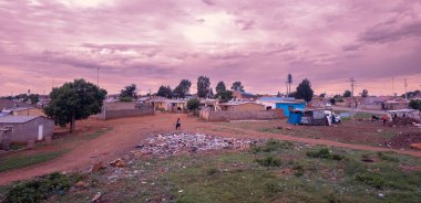 Sokaktaki zavallı insanlar.