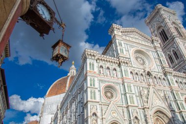 Duomo Santa Maria del Fiore manzarası ve İtalya Floransa 'da sokak lambası