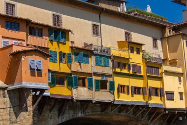 İtalya 'nın Floransa kentindeki Arno nehrinin üzerindeki ünlü Ponte Vecchio manzarası