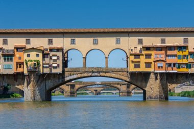 İtalya 'nın Floransa kentindeki Arno nehrinin üzerindeki ünlü Ponte Vecchio manzarası
