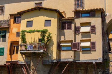 İtalya 'nın Floransa kentindeki Arno nehrinin üzerindeki ünlü Ponte Vecchio manzarası