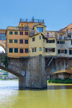 İtalya 'nın Floransa kentindeki Arno nehrinin üzerindeki ünlü Ponte Vecchio manzarası