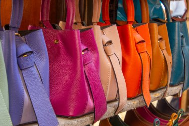 Renkli el yapımı deri çantalar indirimde. 