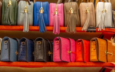 Renkli el yapımı deri çantalar indirimde. 