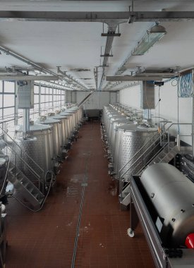 Emilia Romagna bölgesinde bir İtalyan üzüm bağında şarap üretimi tankı