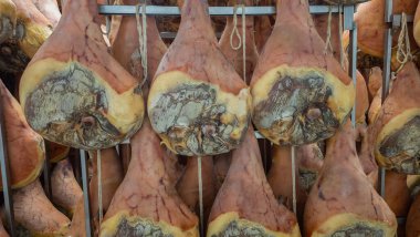 Parma jambonu, ünlü prosciutto 'nun hazırlandığı bir İtalyan fabrikasında.