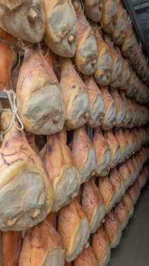 Parma jambonu, ünlü prosciutto 'nun hazırlandığı bir İtalyan fabrikasında.