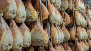 Parma jambonu, ünlü prosciutto 'nun hazırlandığı bir İtalyan fabrikasında.