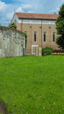 İtalya 'nın Padua kentindeki Orta Çağ' dan kalma arkeolojik kalıntılar ve kilise.