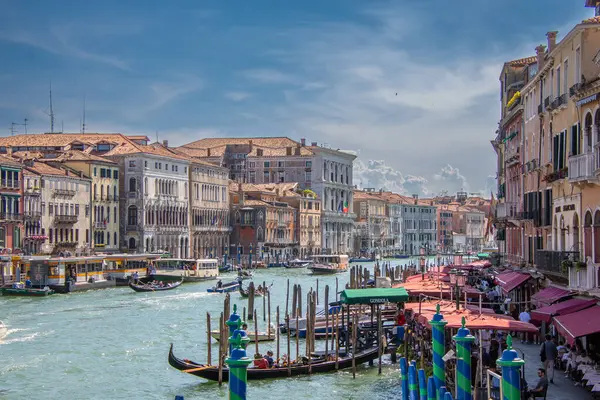 Venedik, İtalya - 3 Haziran 2024: İtalya 'nın ünlü Venedik kentinin mimarisi.