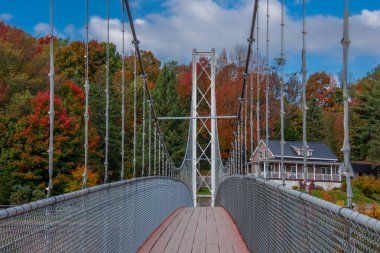 Kanada kırsalında sonbaharda küçük bir nehrin üzerinde köprü