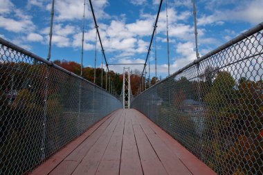 Kanada kırsalında sonbaharda küçük bir nehrin üzerinde köprü