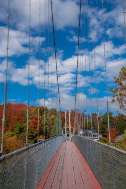 Kanada kırsalında sonbaharda küçük bir nehrin üzerinde köprü