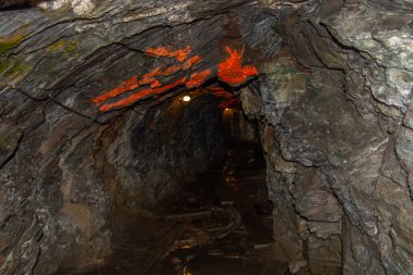 Yeraltı tünelinin girişi bir lambayla aydınlatıldı.