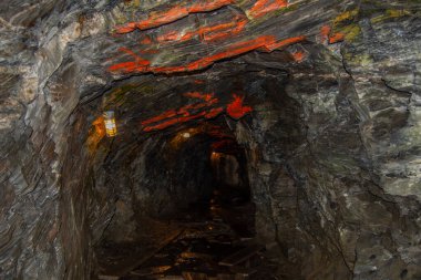 Yeraltı tünelinin girişi bir lambayla aydınlatıldı.