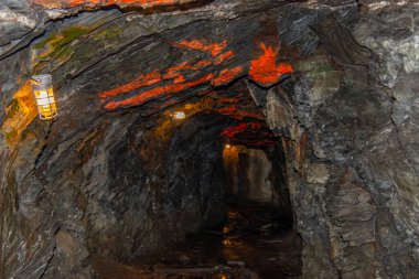 Yeraltı tünelinin girişi bir lambayla aydınlatıldı.