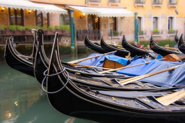 Venedik 'in güzel kanalı. Eski mimarisi ve gondolcu tekneleri var. 