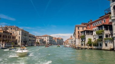 Eski mimari ve gondollu Venedik kanalı 