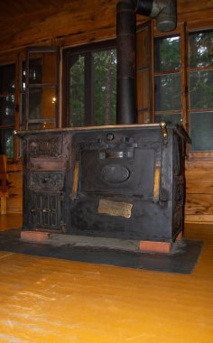 Eski bir evin içinde.