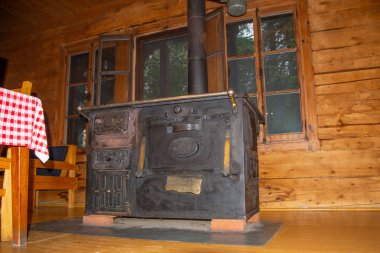 Eski bir evin içinde.