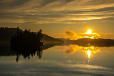 Gölün üzerinde sabah sisinin altında güzel bir gün doğumu