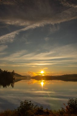Gölün üzerinde sabah sisinin altında güzel bir gün doğumu