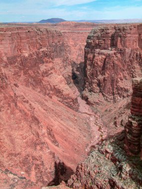 Arizona 'daki Colorado Nehri yakınlarındaki dağlık bir bölgenin havadan görüntüsü.