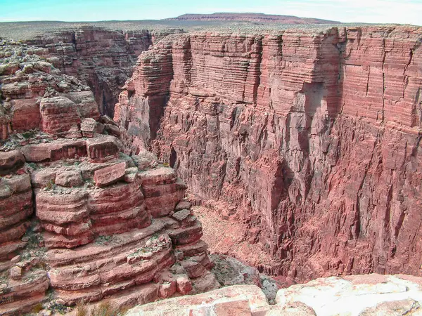Arizona 'daki Colorado Nehri yakınlarındaki dağlık bir bölgenin havadan görüntüsü.